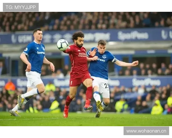 斯特林与萨拉赫在锋线跑位上的分散趋势与单点突破对比