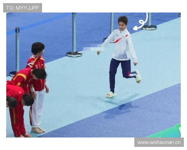 邹敬园赛后直接换拖鞋，明明百万年薪却爱这么接地气？