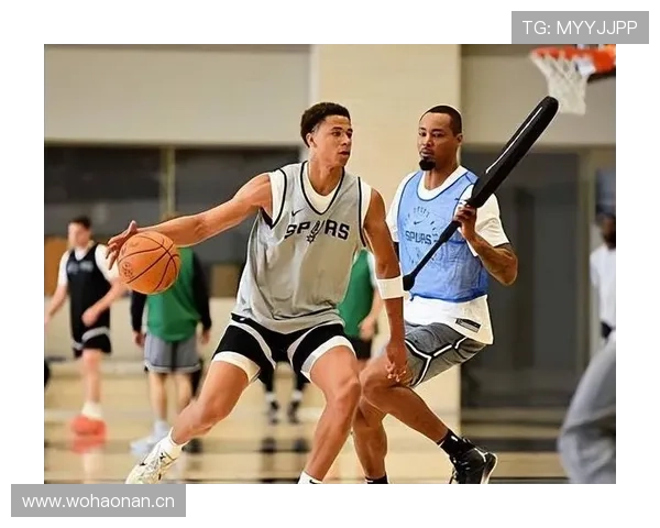 拉沙德·刘易斯无球跑动拉开空间，高效三分改变对手防守布局